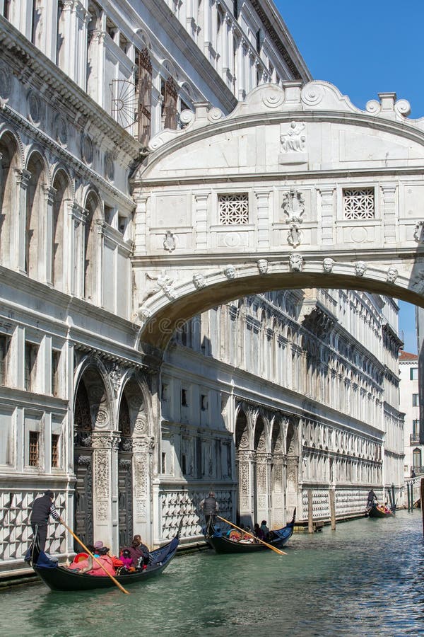 Turister i gondoler som seglar på den Rio de Palazzo nollan de Canonica Kanal under bron av Sighs eller den Ponte deien Sospiri i royaltyfria bilder Turister i gondoler som seglar på den Rio de Palazzo nollan de Canonica Kanal under bron av Sighs eller den Ponte deien Sospiri i royaltyfria bilder