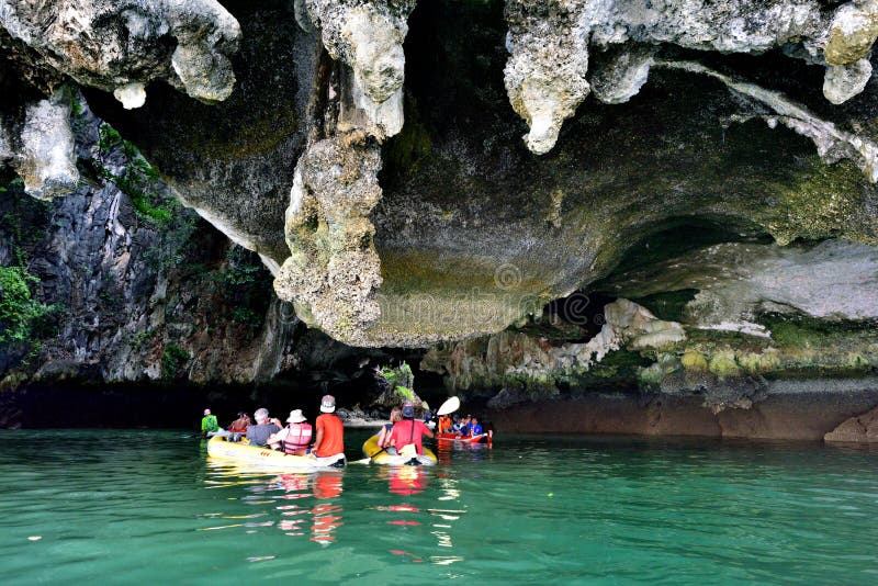 Turister i kanoter runt om Khao Phing Kan arkivfoto Turister i kanoter runt om Khao Phing Kan arkivfoto