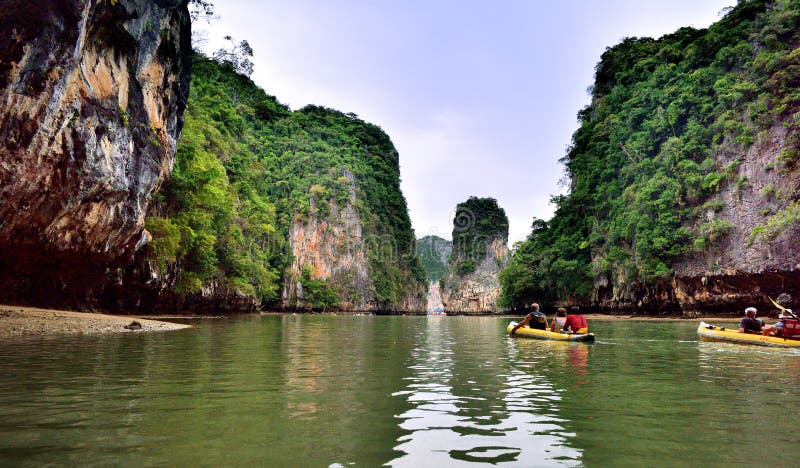 Turister i kanoter runt om Khao Phing Kan arkivfoton Turister i kanoter runt om Khao Phing Kan arkivfoton