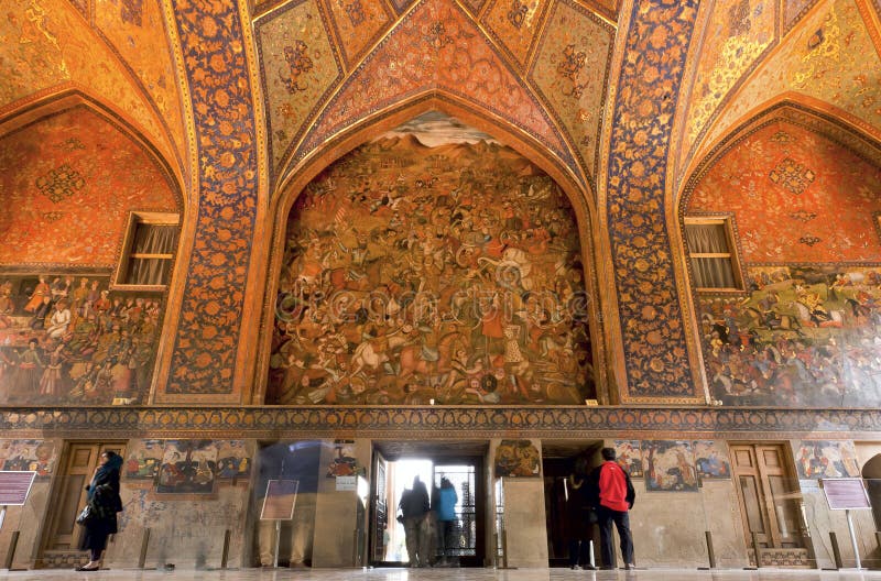 Turister inom de historiska rummen med gammal väggmålningar och garnering av slotten Chehel Sotoun i Isfahan arkivfoton Turister inom de historiska rummen med gammal väggmålningar och garnering av slotten Chehel Sotoun i Isfahan arkivfoton