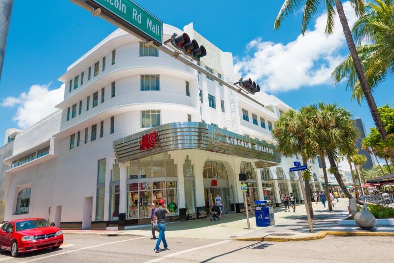 Turister och shoppare på Lincoln Road i den södra stranden, Miami royaltyfri foto Turister och shoppare på Lincoln Road i den södra stranden, Miami royaltyfri foto