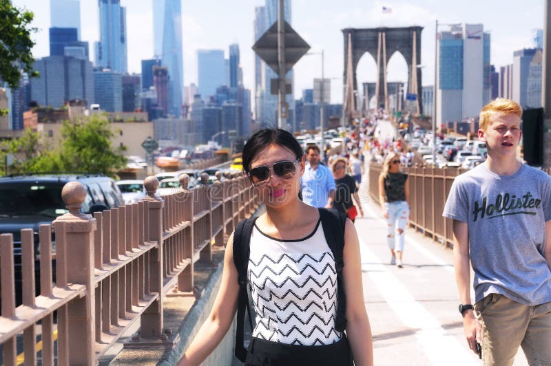 Turister på den Brooklyn bron och den New York City horisontdaytimen arkivfoto Turister på den Brooklyn bron och den New York City horisontdaytimen arkivfoto