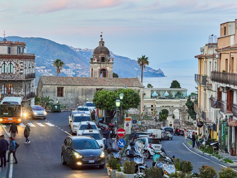 Turister på den huvudsakliga gatan i Taormina, Sicilien, Italien arkivfoto Turister på den huvudsakliga gatan i Taormina, Sicilien, Italien arkivfoto