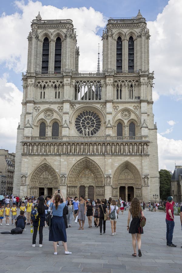 Turister på fyrkanten framme av den Notre-Dame domkyrkan arkivbilder Turister på fyrkanten framme av den Notre-Dame domkyrkan arkivbilder
