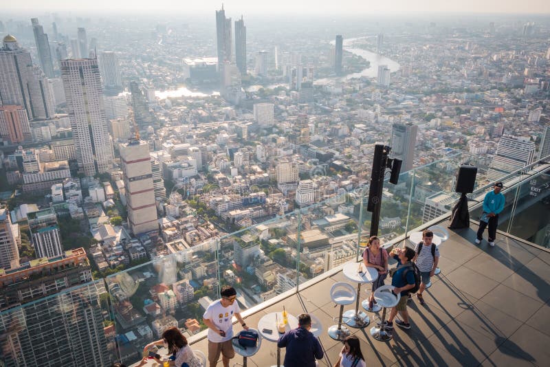 Turister på konungen Power Mahanakorn Building på den 78th golvtaköverkanten i Bangkok, Thailand arkivbild Turister på konungen Power Mahanakorn Building på den 78th golvtaköverkanten i Bangkok, Thailand arkivbild