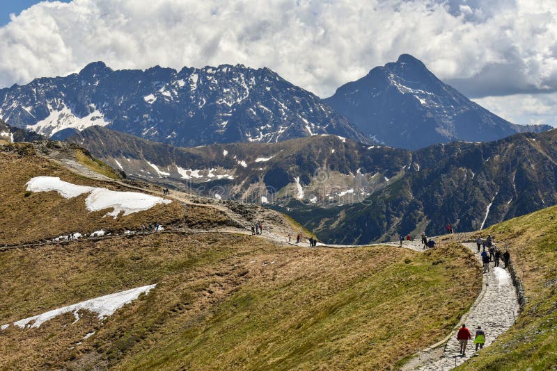 Turister på maximumet av Tatra berg, Zakopane, Polen royaltyfri foto Turister på maximumet av Tatra berg, Zakopane, Polen royaltyfri foto