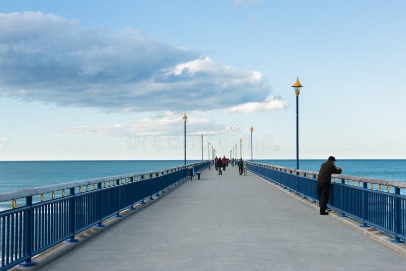 Turister på nya Brighton Pier arkivbilder