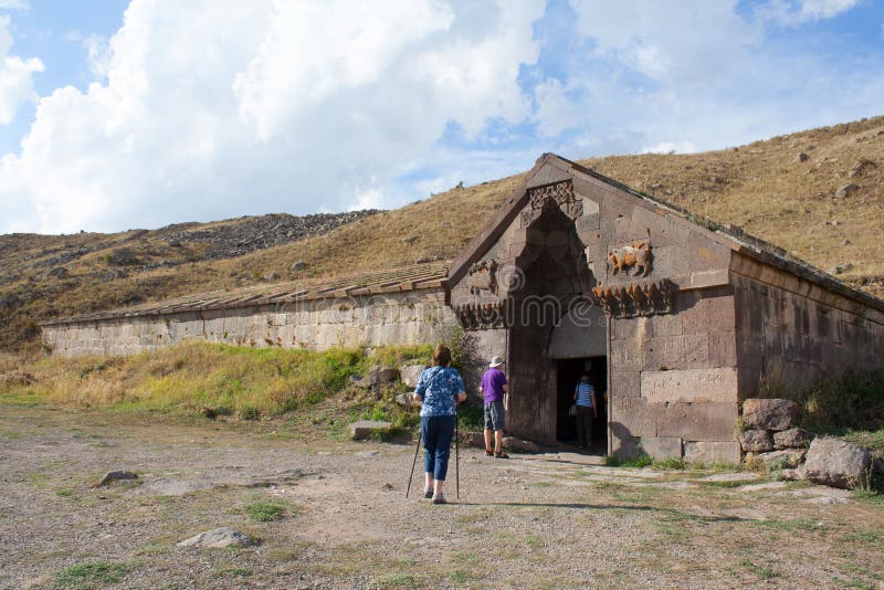 Turister skriver in husvagnskjulet Selim Vardenyats passerande arkivfoto Turister skriver in husvagnskjulet Selim Vardenyats passerande arkivfoto