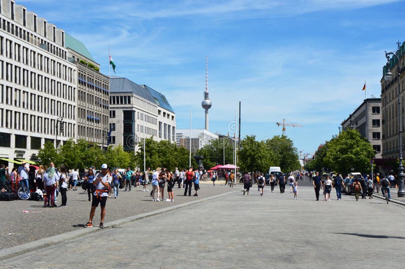 Turister som går i Pariser Platz och TV, står högt på bakgrunden, Berlin, Tyskland arkivfoton Turister som går i Pariser Platz och TV, står högt på bakgrunden, Berlin, Tyskland arkivfoton