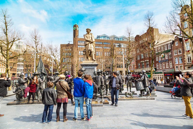 Turister som poserar nära nattklockan av Rembrandt i Rembrandtplein, Amsterdam arkivfoton Turister som poserar nära nattklockan av Rembrandt i Rembrandtplein, Amsterdam arkivfoton
