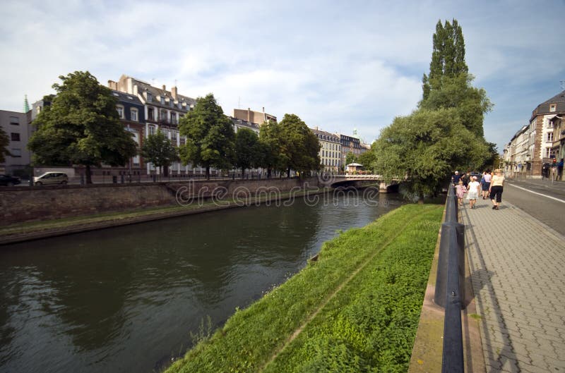Turister som promenerar en flod i Strasbourg arkivfoto Turister som promenerar en flod i Strasbourg arkivfoto