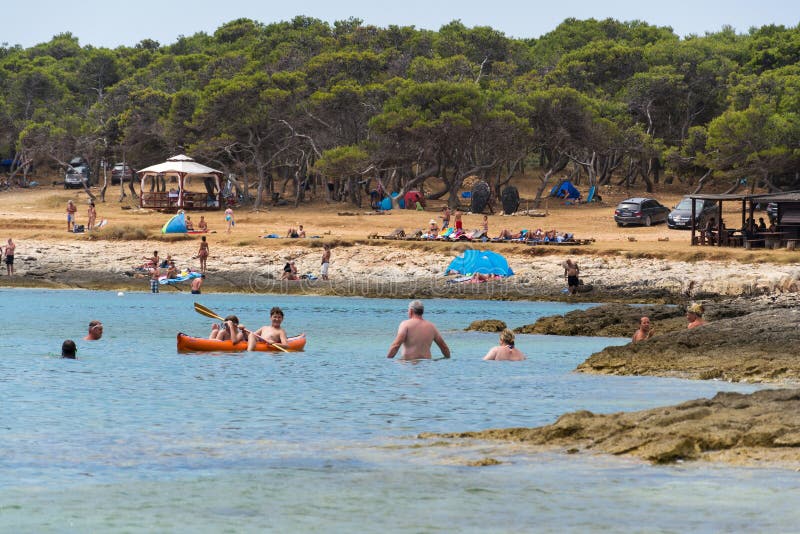 Turister som seglar på kajaken på den Kamenjak halvön i Premantura, Kroatien arkivbilder Turister som seglar på kajaken på den Kamenjak halvön i Premantura, Kroatien arkivbilder