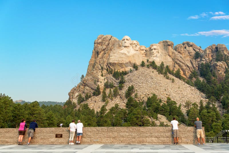Turister som ser Mount Rushmore royaltyfria bilder Turister som ser Mount Rushmore royaltyfria bilder