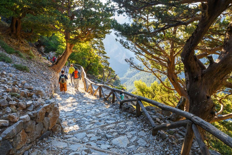 Turister stiger ned ner klyftan Samaria i den centrala Kreta, Grekland