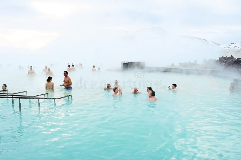 Turister tycker om att ta ett bad på den blåa lagun, Island