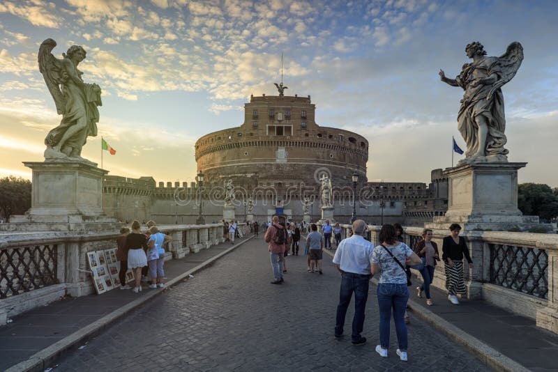 Turister över Castel Santangelo överbryggar att leda till den Castel Santangelo fästningen nästan Vaticanet City i Rome, Italien royaltyfri bild Turister över Castel Santangelo överbryggar att leda till den Castel Santangelo fästningen nästan Vaticanet City i Rome, Italien royaltyfri bild