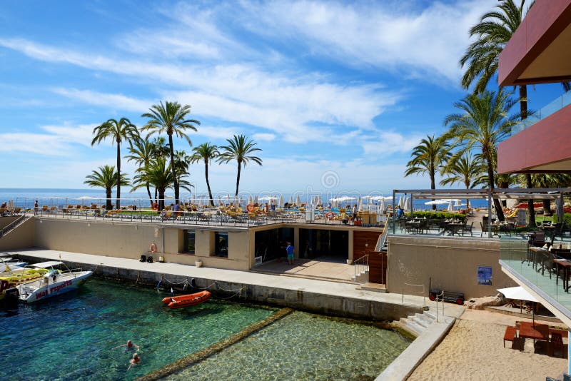 Turisterna som enjoiying deras semester p? stranden arkivfoto Turisterna som enjoiying deras semester p? stranden arkivfoto