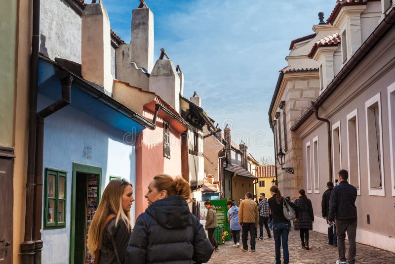 Turisti al vicolo dorato una via situata nel castello di Praga originalmente costruito nello XVI secolo per alloggiare le guardie fotografie stock libere da diritti Turisti al vicolo dorato una via situata nel castello di Praga originalmente costruito nello XVI secolo per alloggiare le guardie fotografie stock libere da diritti
