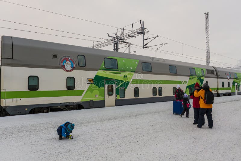 Turisti in attesa di imbarcarsi sul treno Babbo Natale fotografie stock libere da diritti