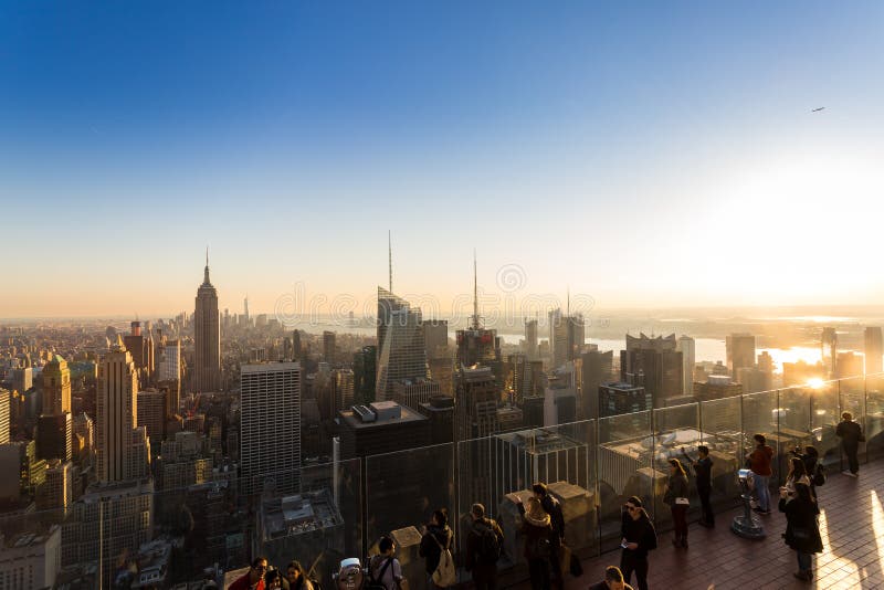 Turisti che aspettano il tramonto a New York, U.S.A. fotografia stock libera da diritti Turisti che aspettano il tramonto a New York, U.S.A. fotografia stock libera da diritti