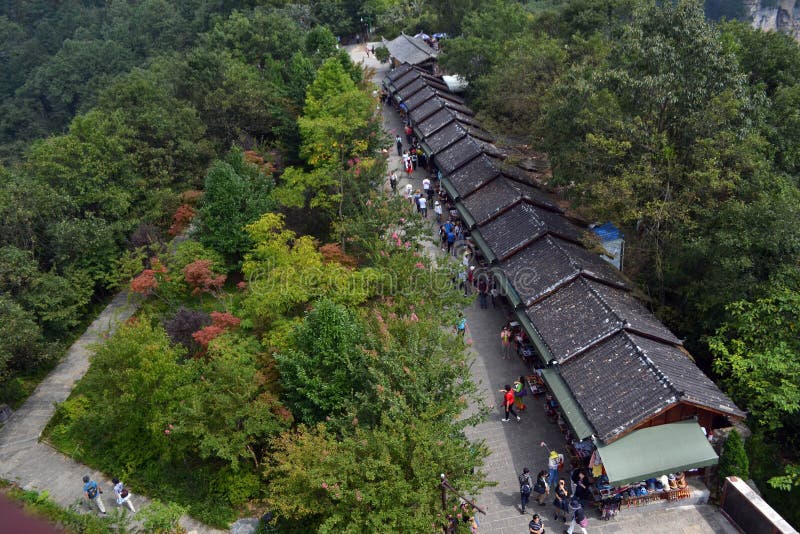 Turisti che comperano intorno all'area scenica di Wulingyuan ` s situato a immagine stock libera da diritti Turisti che comperano intorno all'area scenica di Wulingyuan ` s situato a immagine stock libera da diritti