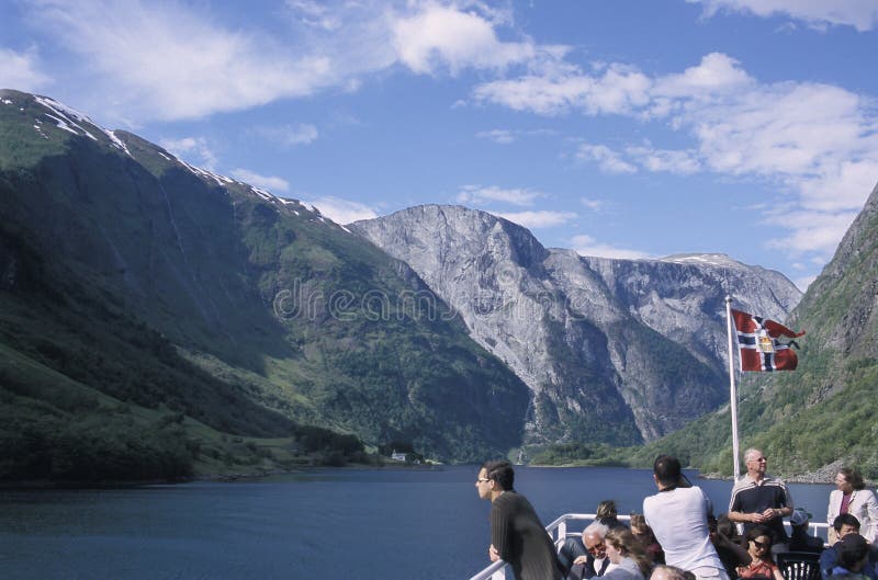 Turisti che girano lungo il Naeroyfjord in Norvegia fotografia stock Turisti che girano lungo il Naeroyfjord in Norvegia fotografia stock