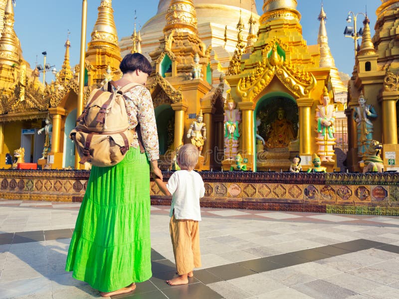 Turisti che visitano la pagoda di Shwedagon in Rangoon myanmar fotografia stock libera da diritti Turisti che visitano la pagoda di Shwedagon in Rangoon myanmar fotografia stock libera da diritti