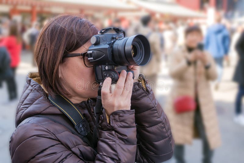 Turisti donne che scattano foto all'aperto in un giorno di sole invernale fotografia stock libera da diritti Turisti donne che scattano foto all'aperto in un giorno di sole invernale fotografia stock libera da diritti