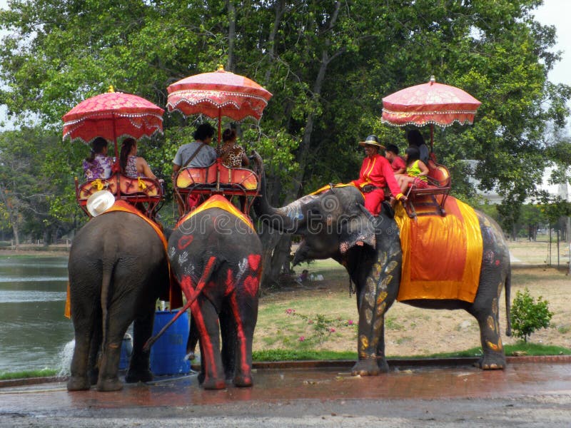Turisti durante un giro di giro dell'elefante della città antica il 14 aprile 2012 a Ayutthaya fotografie stock Turisti durante un giro di giro dell'elefante della città antica il 14 aprile 2012 a Ayutthaya fotografie stock