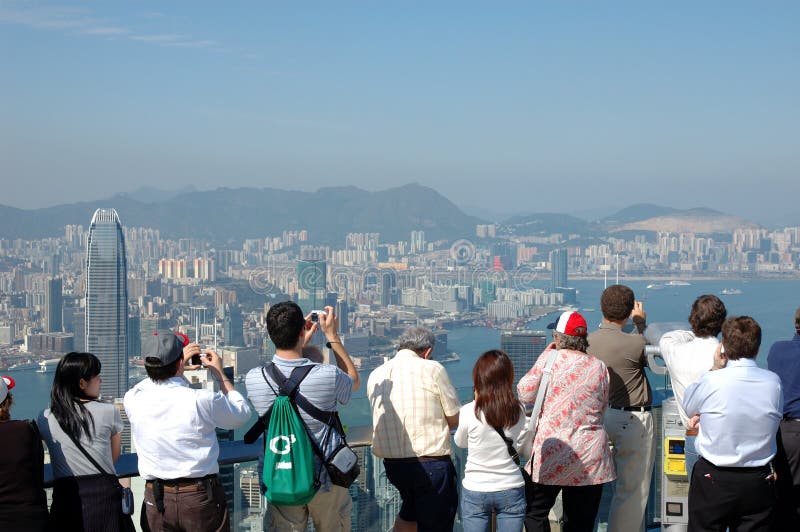 Turisti Hong Kong facente un giro turistico