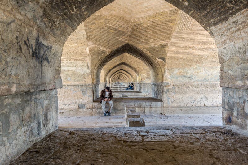 turisti iraniani leggono i telefoni sotto il ponte di allahdi Khan a Isfahan turisti iraniani leggono i telefoni sotto il ponte di allahdi Khan a Isfahan