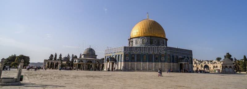 turisti non identificati di vista panoramica vicino alla cupola della roccia sul Temple Mount nella vecchia città di Gerusalemme immagini stock turisti non identificati di vista panoramica vicino alla cupola della roccia sul Temple Mount nella vecchia città di Gerusalemme immagini stock