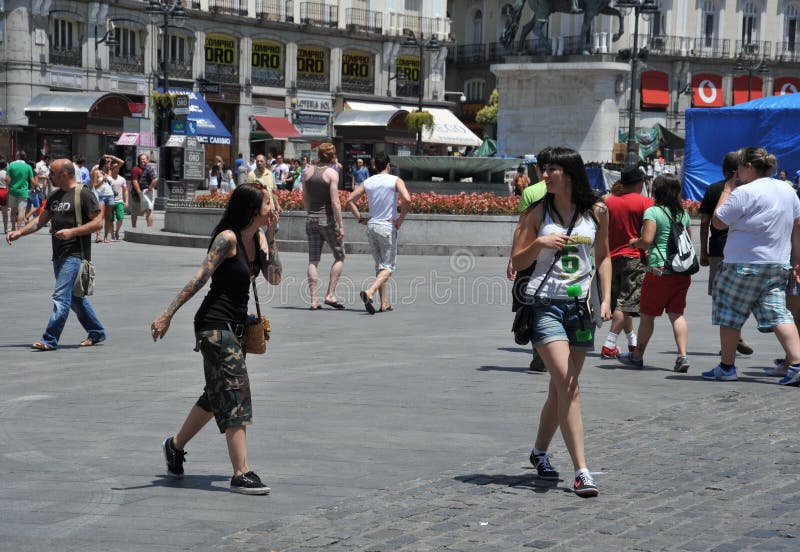 Turisti in sindaco della plaza, uno del quadrato centrale capitale del ` s sviluppato durante il Habsbourg fotografia stock libera da diritti Turisti in sindaco della plaza, uno del quadrato centrale capitale del ` s sviluppato durante il Habsbourg fotografia stock libera da diritti