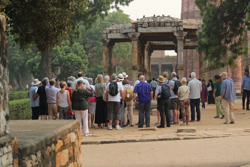 Turisti stranieri al Complesso di Qutub Minar fotografie stock libere da diritti