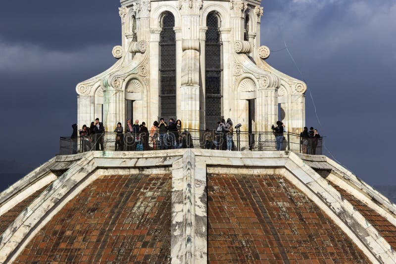 Turisti sulla cima della cupola di Brunelleschi’s a Firenze, Italia fotografie stock libere da diritti Turisti sulla cima della cupola di Brunelleschi’s a Firenze, Italia fotografie stock libere da diritti