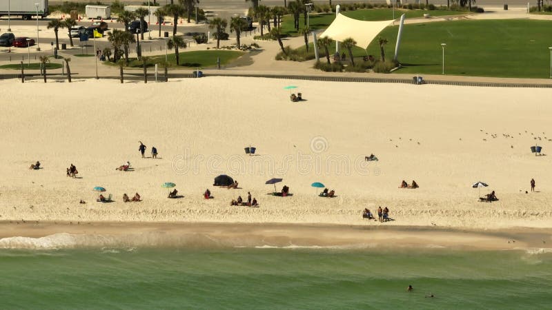 Turisti sulla spiaggia di gulf - alabama - videoclip per la telephoto aerea 4k