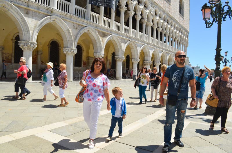 Download Turisti a Venezia, Italia fotografia stock editoriale. Immagine di europeo - 56892623