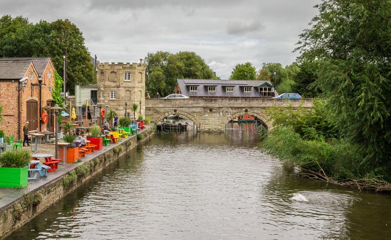 Turisti vicino al canale, Stratford sopra Avon, città del ` s di William Shakespeare, Westmidlands, Inghilterra fotografia stock libera da diritti Turisti vicino al canale, Stratford sopra Avon, città del ` s di William Shakespeare, Westmidlands, Inghilterra fotografia stock libera da diritti
