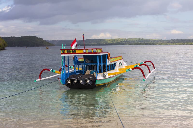Turistic katamaran på stranden, Nusa Penida, Indonesien fotografering för bildbyråer Turistic katamaran på stranden, Nusa Penida, Indonesien fotografering för bildbyråer