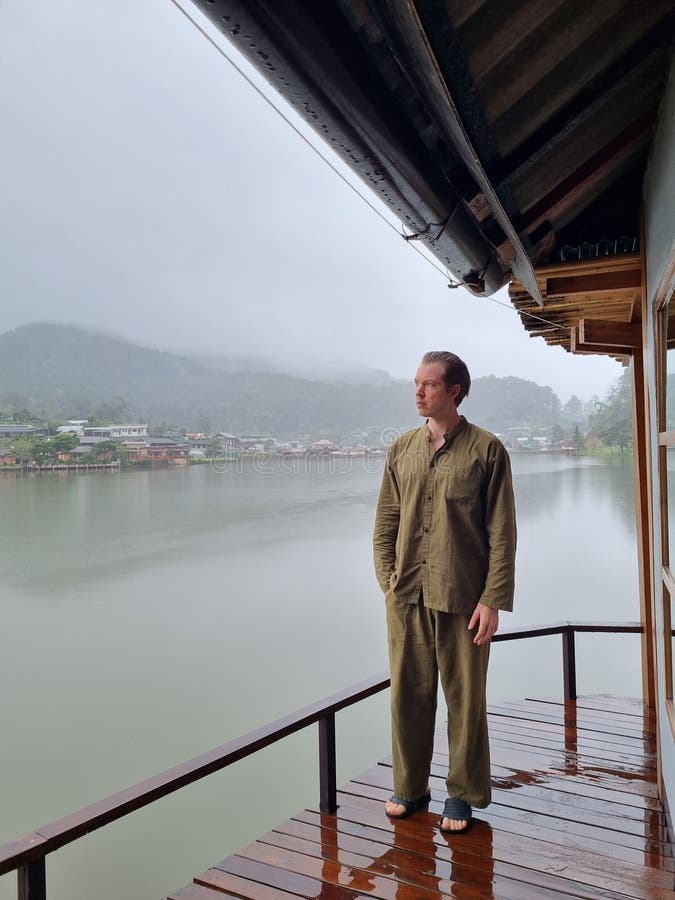 Turistmannen som bär traditionella kläder i förbudskläder stöter på en kinesisk bosättning i brun hong son thailand arkivfoto