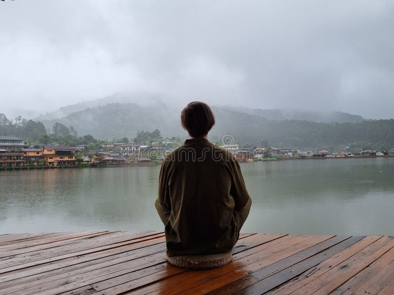 Turistmannen som mediterar och gör yoga medan han bär traditionella kläder i förbudskläder gör en kinesbosättning i maffian fotografering för bildbyråer