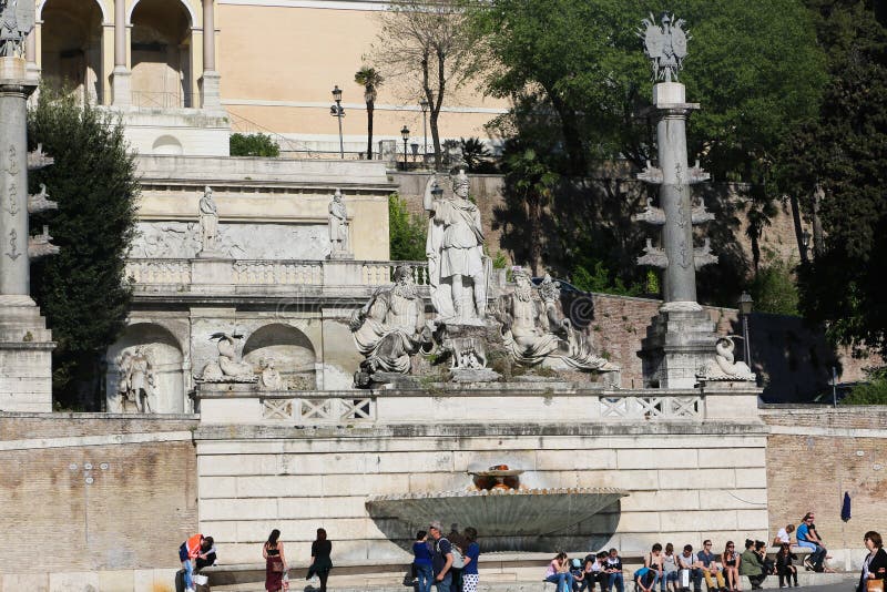 Turistpromenad på historiska ställen på Rome royaltyfria foton Turistpromenad på historiska ställen på Rome royaltyfria foton