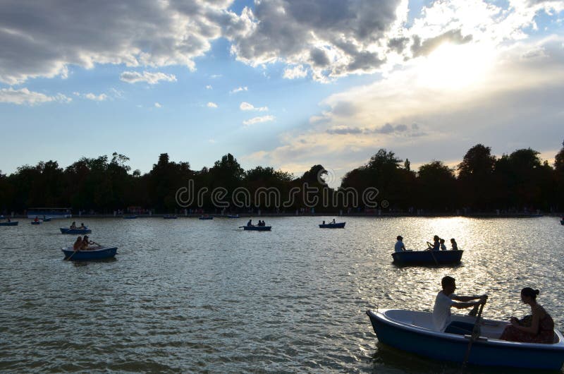 Turistrodd på Buenen Retiro parkerar sjön i Madrid, Spanien fotografering för bildbyråer Turistrodd på Buenen Retiro parkerar sjön i Madrid, Spanien fotografering för bildbyråer