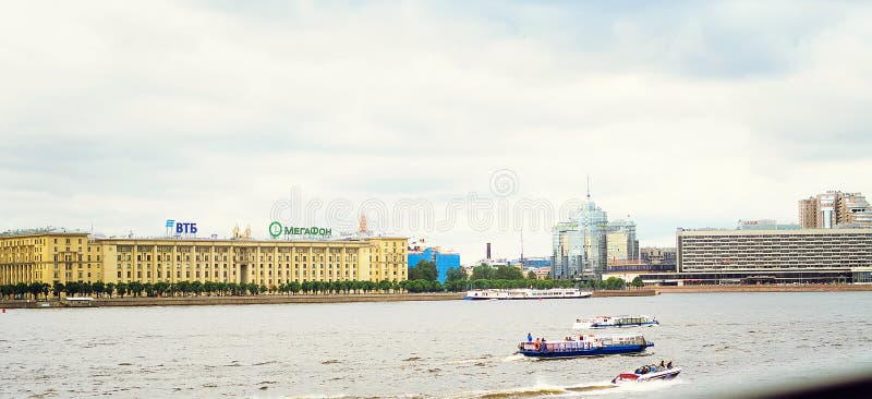 Turistrodd på floden i St Petersburg område moscow en panorama- sikt fotografering för bildbyråer Turistrodd på floden i St Petersburg område moscow en panorama- sikt fotografering för bildbyråer