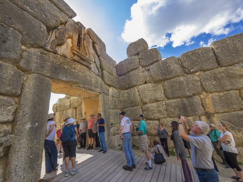Turistsight på lejonets port, Mycenae, Grekland royaltyfria bilder Turistsight på lejonets port, Mycenae, Grekland royaltyfria bilder