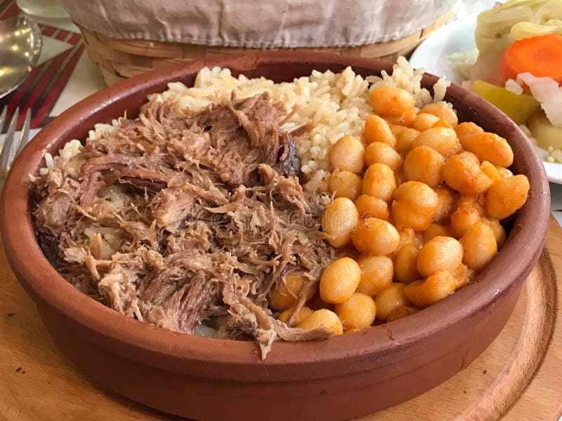 Turk Pilav eller pilaffris med vita bönor i tomatsåsKuru fasulye och Kavurma bräserade kött royaltyfri bild