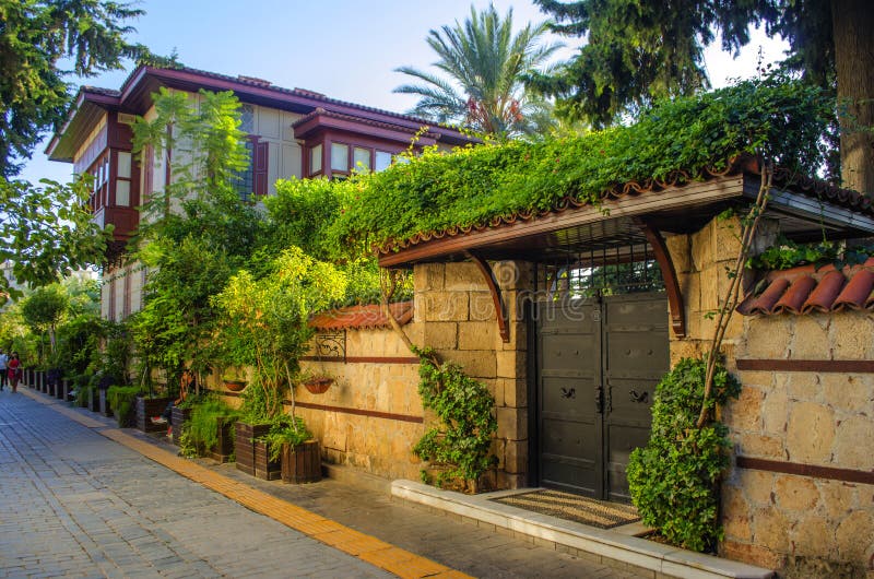 Turkije, Antalya, 14 oktober 2018 Het appartementengebouw van Cozy met vele groene planten Turkije, Antalya, 14 oktober 2018 Het appartementengebouw van Cozy met vele groene planten