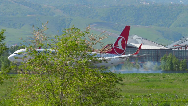 Turkish Airlines Boeing 737 som att närma sig arkivfilmer