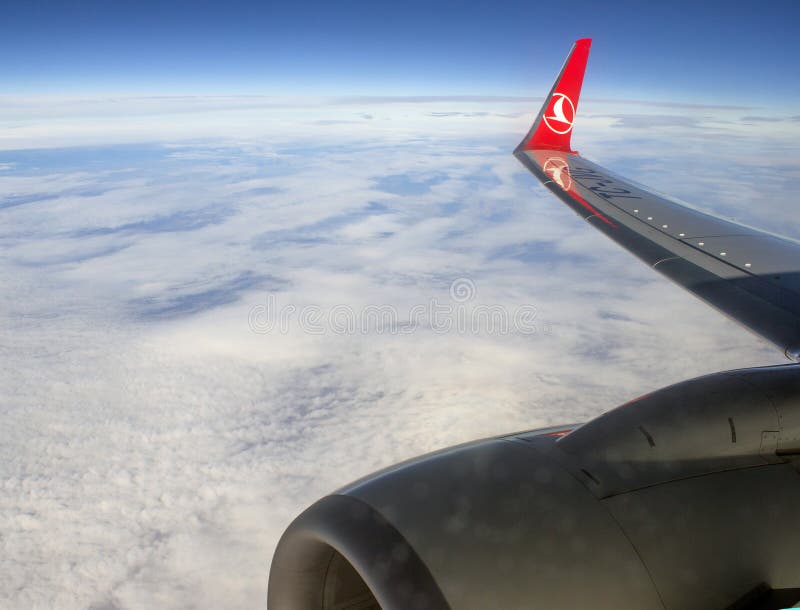 Turkish Airlines sobre las nubes fotografía de archivo libre de regalías Turkish Airlines sobre las nubes fotografía de archivo libre de regalías