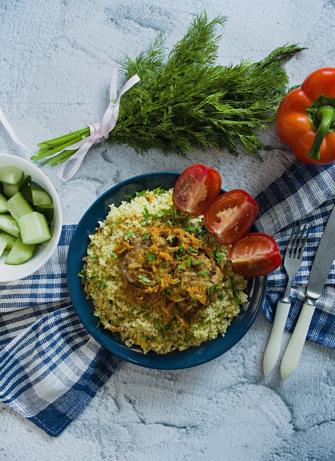Turkisk bulgurpilaff med k?ttbullar och gr?splaner Smakligt hemlagat matslut upp royaltyfri bild Turkisk bulgurpilaff med k?ttbullar och gr?splaner Smakligt hemlagat matslut upp royaltyfri bild